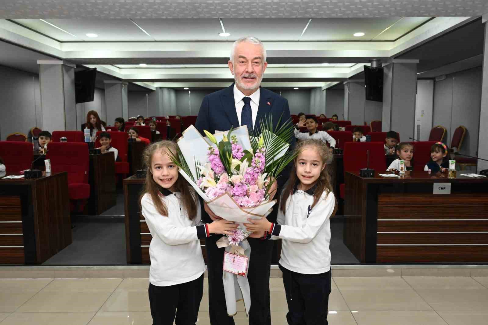 Belediye meclisinde minik misafirler yerel yönetimi yerinde öğrendi
Belediye meclisinde minik misafirler yerel yönetimi yerinde öğrendi