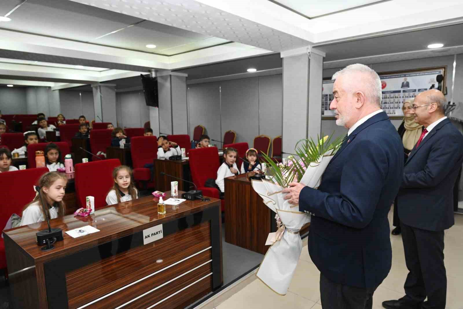 Belediye meclisinde minik misafirler yerel yönetimi yerinde öğrendi
Belediye meclisinde minik misafirler yerel yönetimi yerinde öğrendi