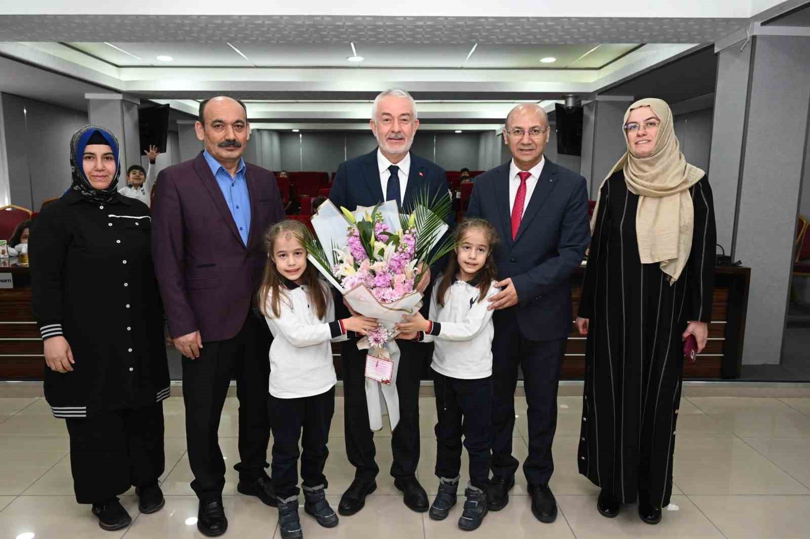 Belediye meclisinde minik misafirler yerel yönetimi yerinde öğrendi
Belediye meclisinde minik misafirler yerel yönetimi yerinde öğrendi