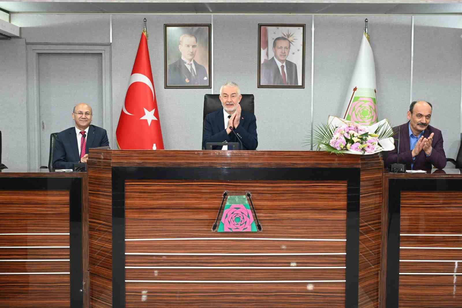 Belediye meclisinde minik misafirler yerel yönetimi yerinde öğrendi
Belediye meclisinde minik misafirler yerel yönetimi yerinde öğrendi