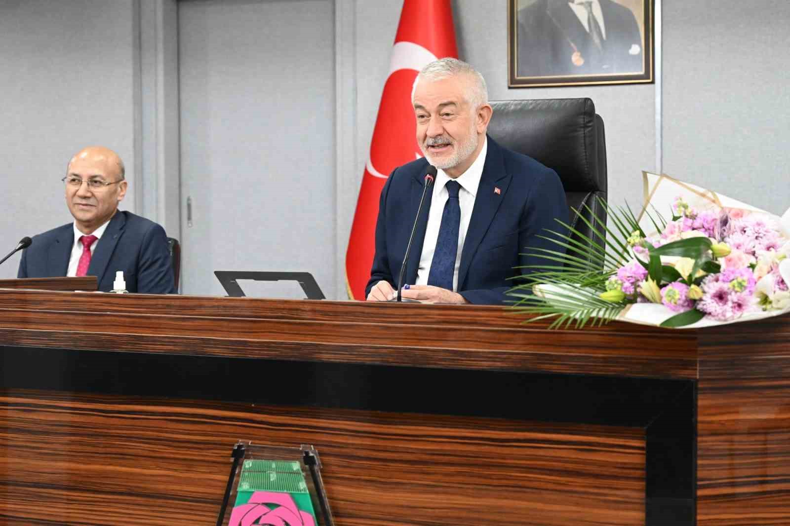 Belediye meclisinde minik misafirler yerel yönetimi yerinde öğrendi
Belediye meclisinde minik misafirler yerel yönetimi yerinde öğrendi