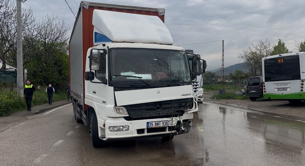 Belediye otobüsü ile nakliyat kamyonu çarpıştı: 2 yaralı
