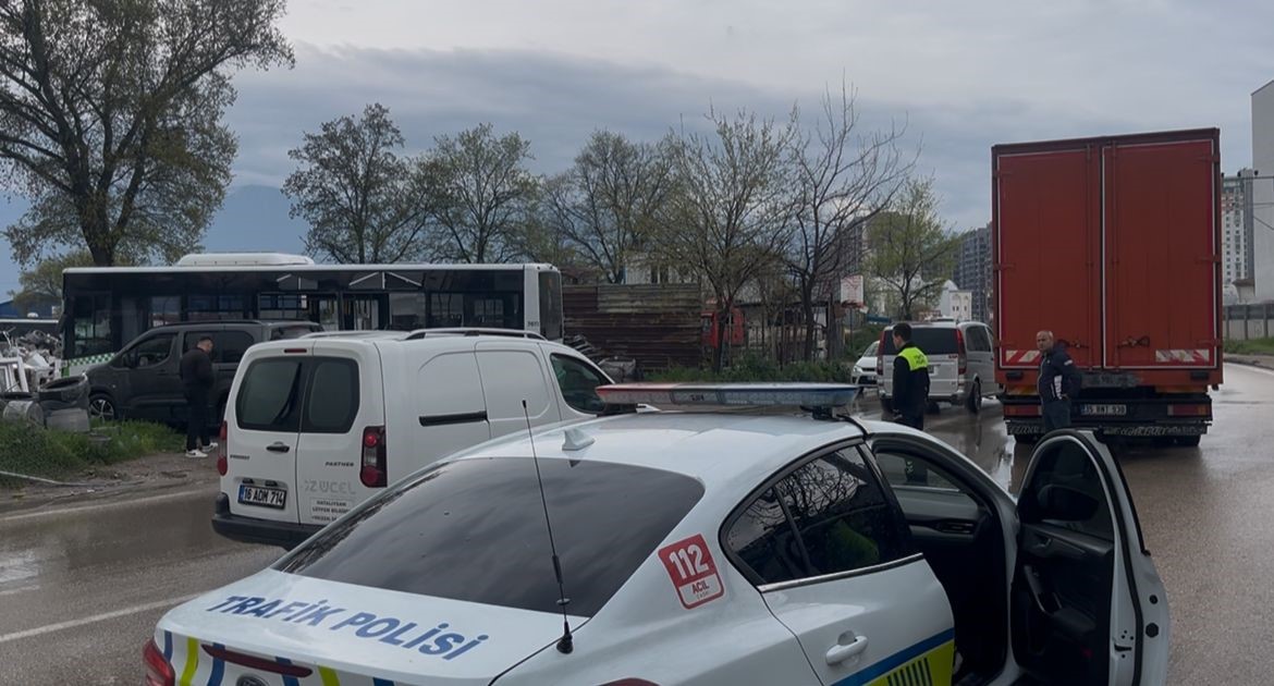 Belediye otobüsü ile nakliyat kamyonu çarpıştı: 2 yaralı
