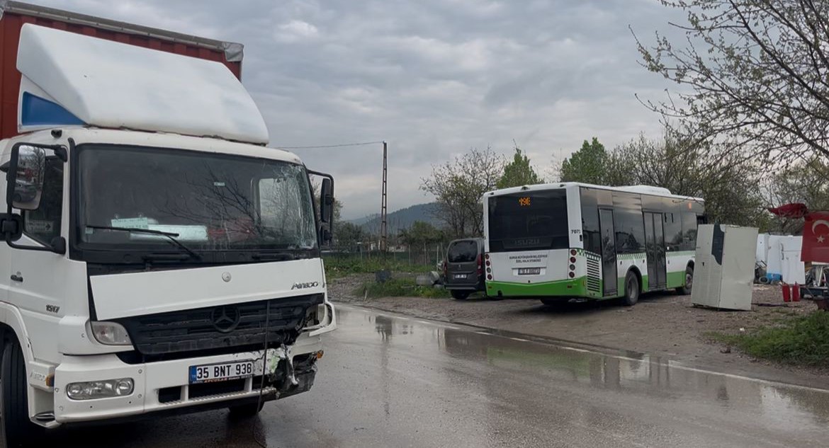 Belediye otobüsü ile nakliyat kamyonu çarpıştı: 2 yaralı
