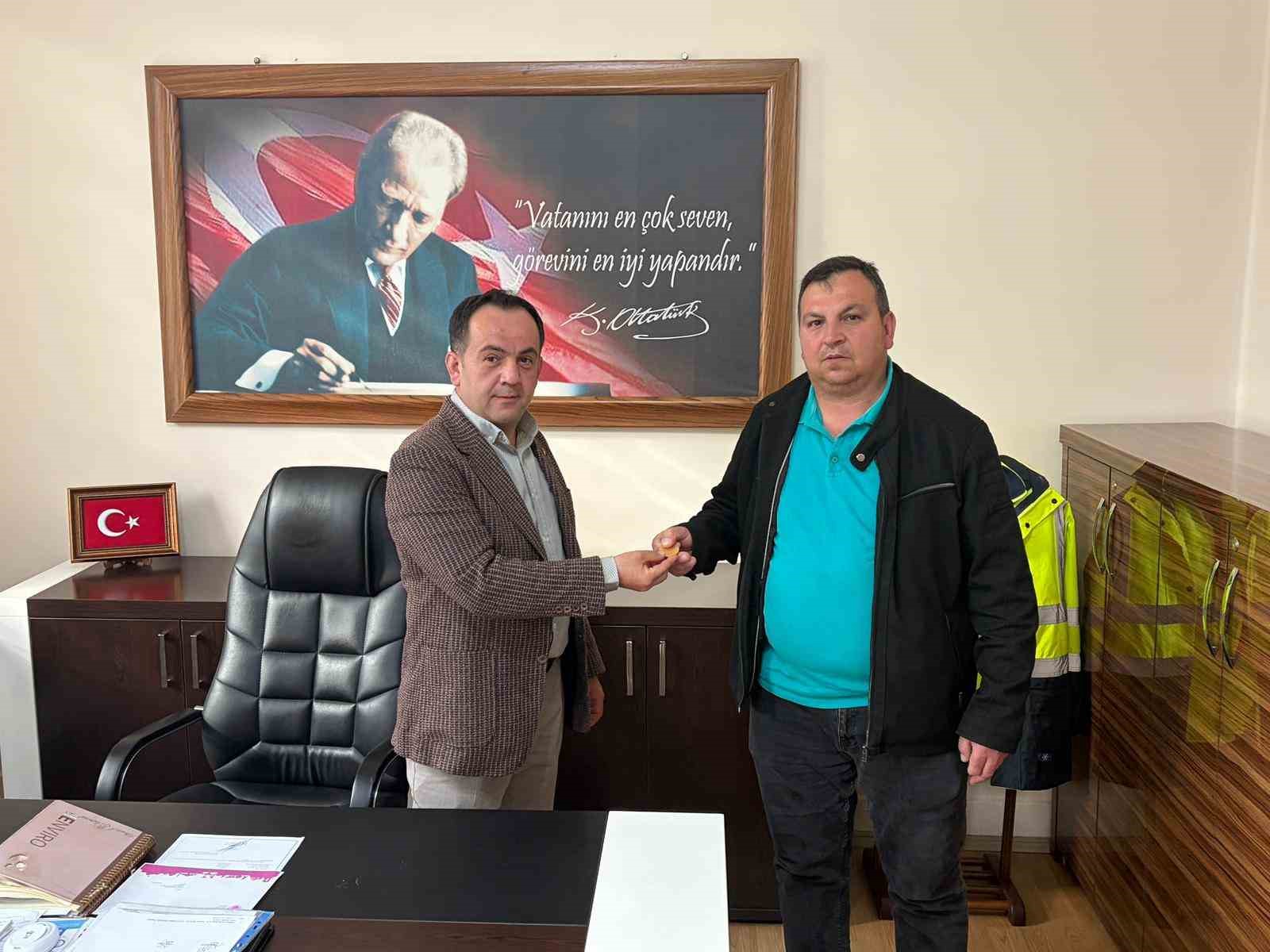 Belediye personelinin bulduğu 17,5 gram altın sahibine teslim edildi
