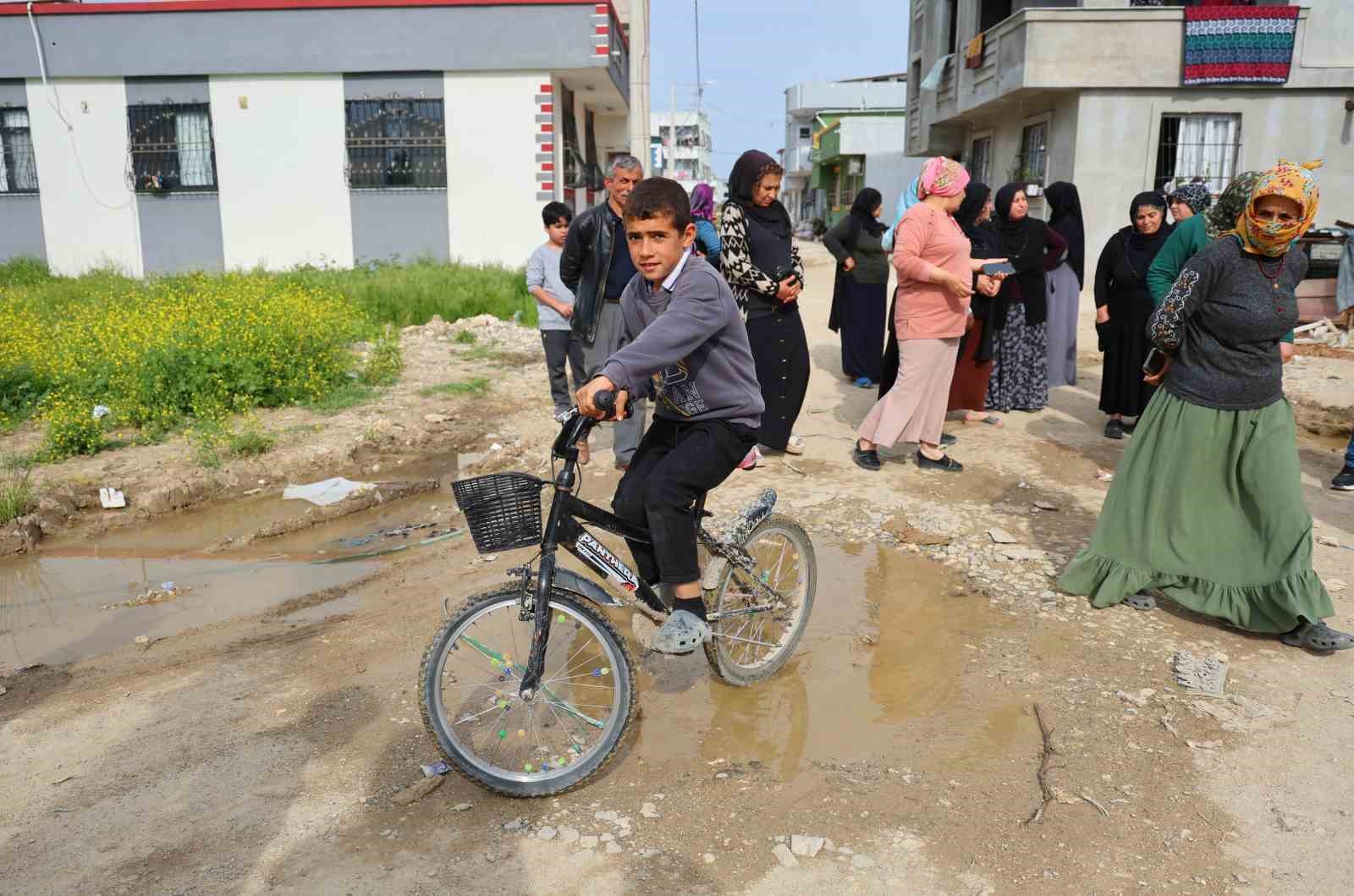 Belediye yolu yapmadı, engelli evladıyla perişan oldu
