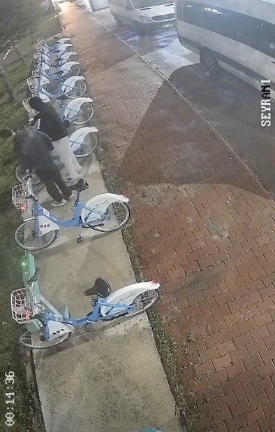 Belediyenin bisikletlerine böyle zarar verdiler
