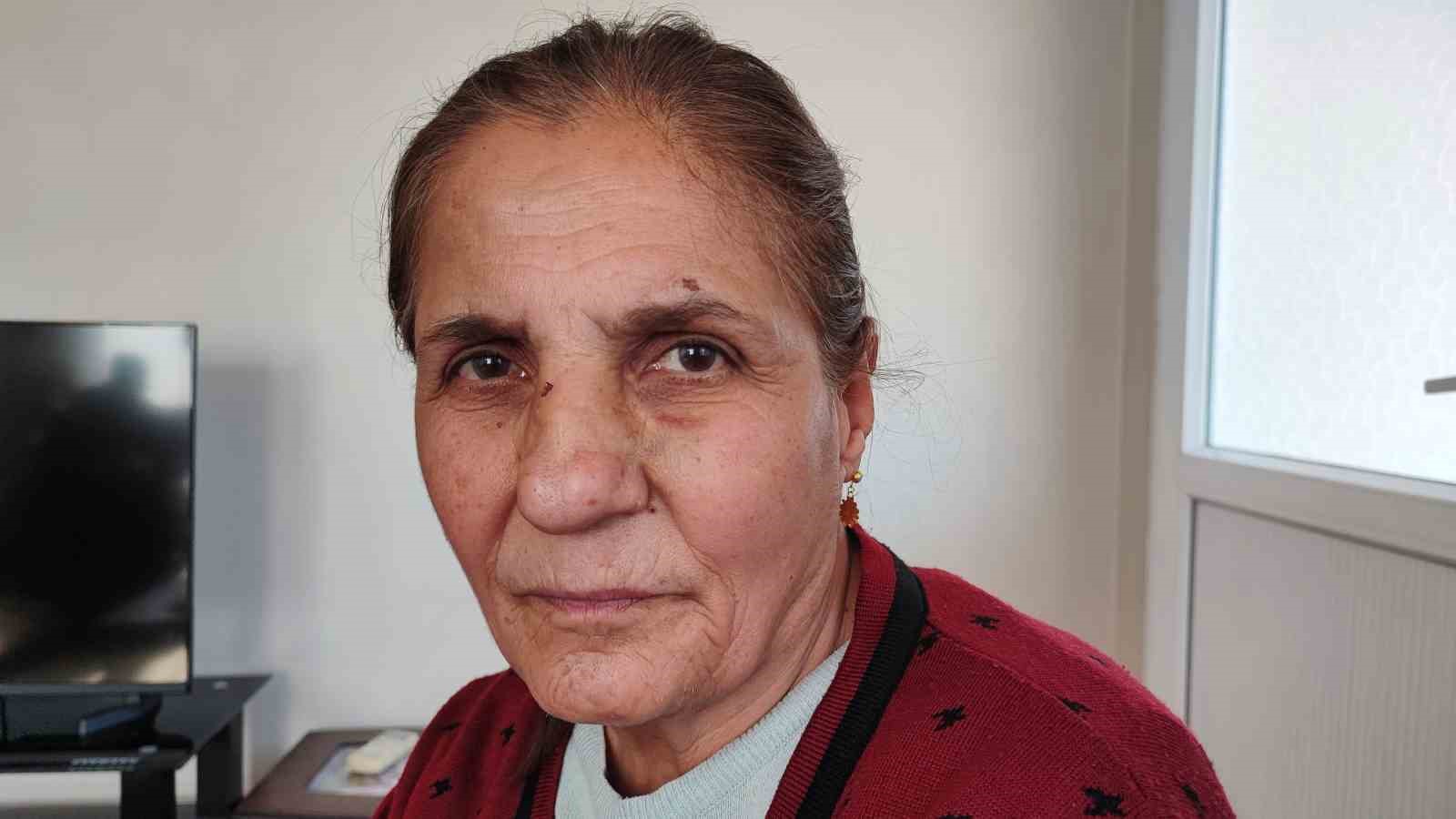 Belediyenin çakıl dökerek kapatmaya çalıştığı çukura takılan kadın hastanelik oldu
