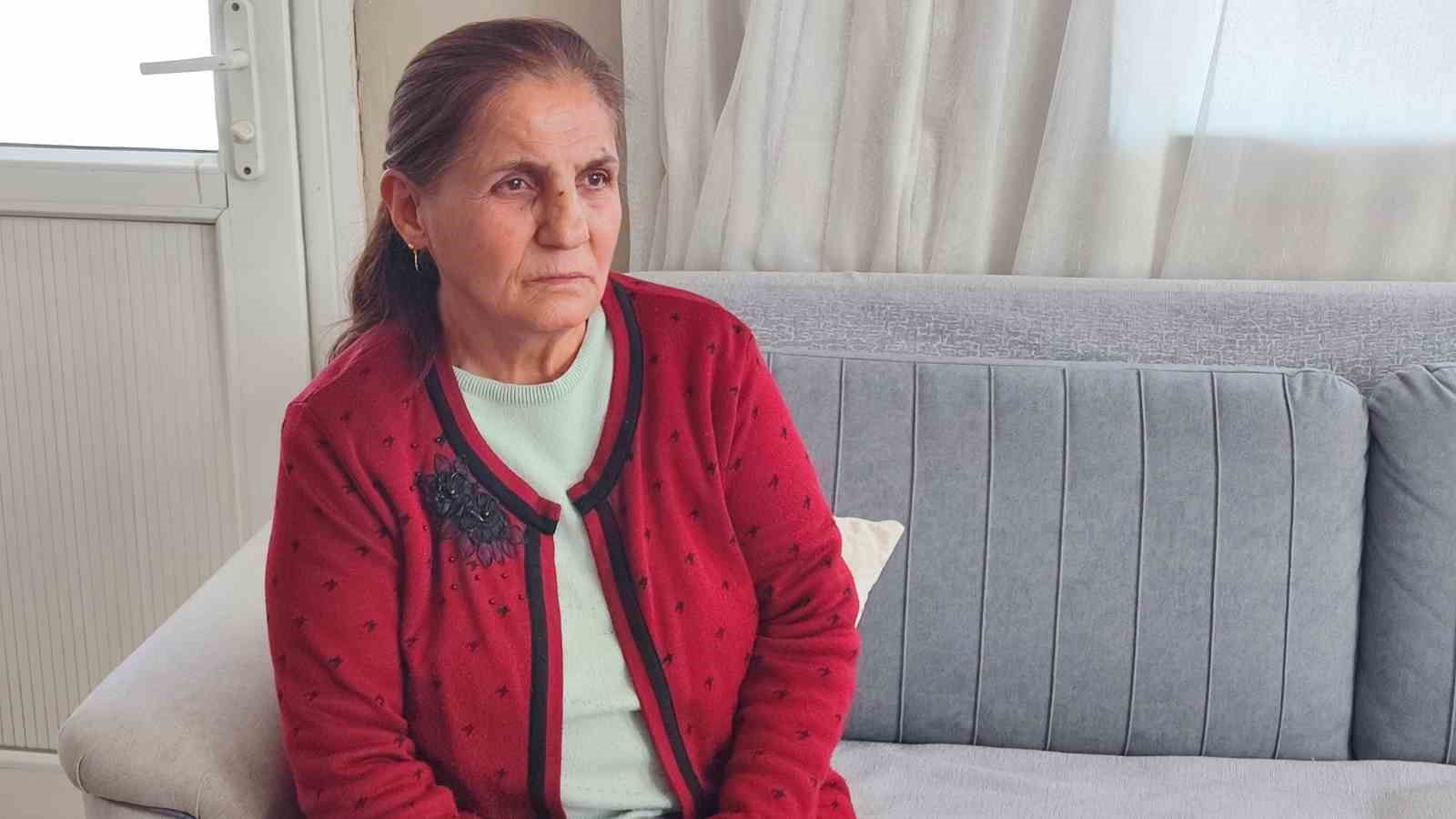 Belediyenin çakıl dökerek kapatmaya çalıştığı çukura takılan kadın hastanelik oldu
