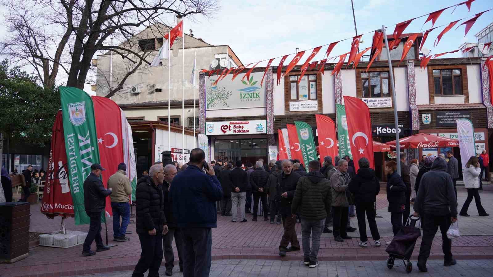Belediyenin et satış noktası açıldı, ilk gün yüzde 50 indirimle ürünler kapışıldı
