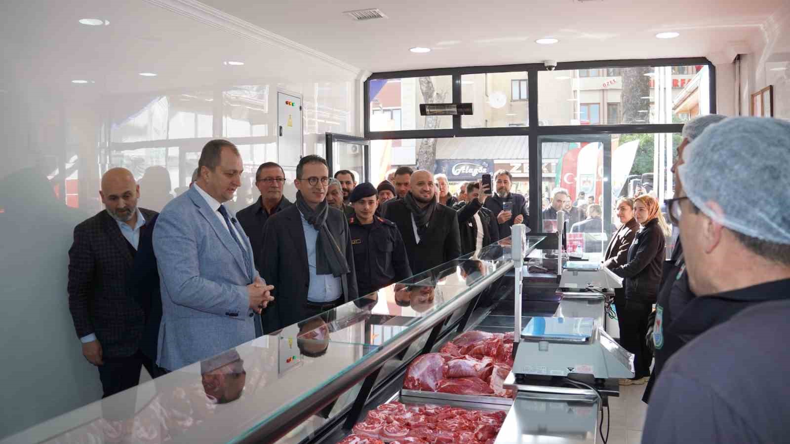 Belediyenin et satış noktası açıldı, ilk gün yüzde 50 indirimle ürünler kapışıldı
