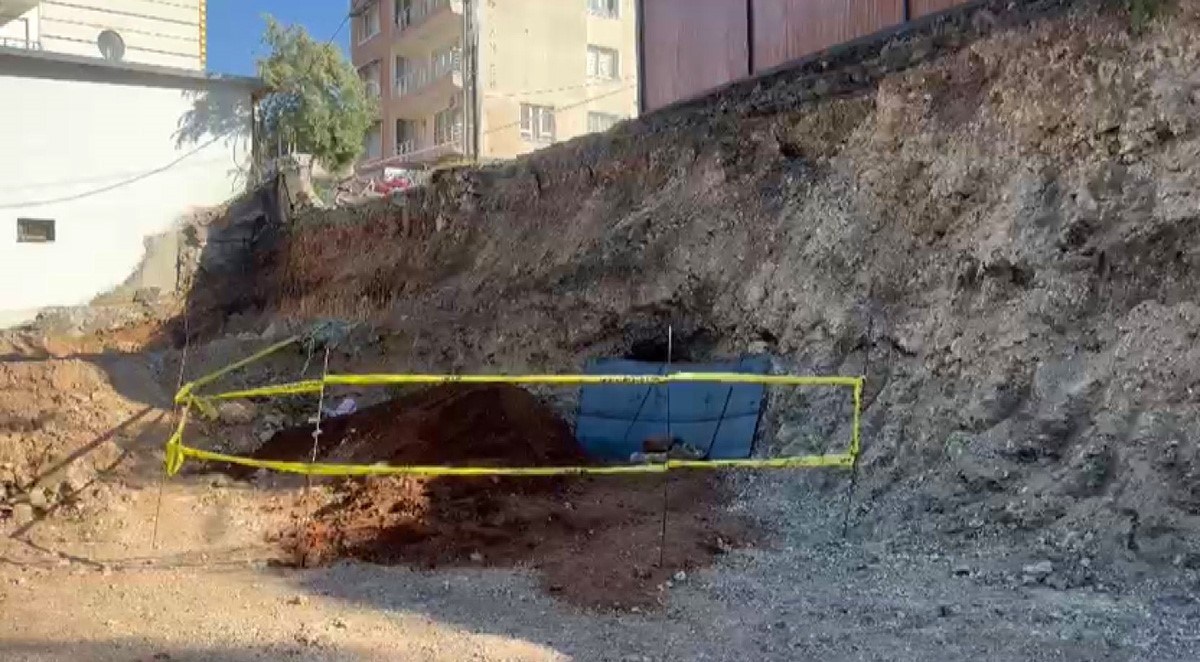 Belediyenin kazı çalışmasında kaya mezarı bulundu
