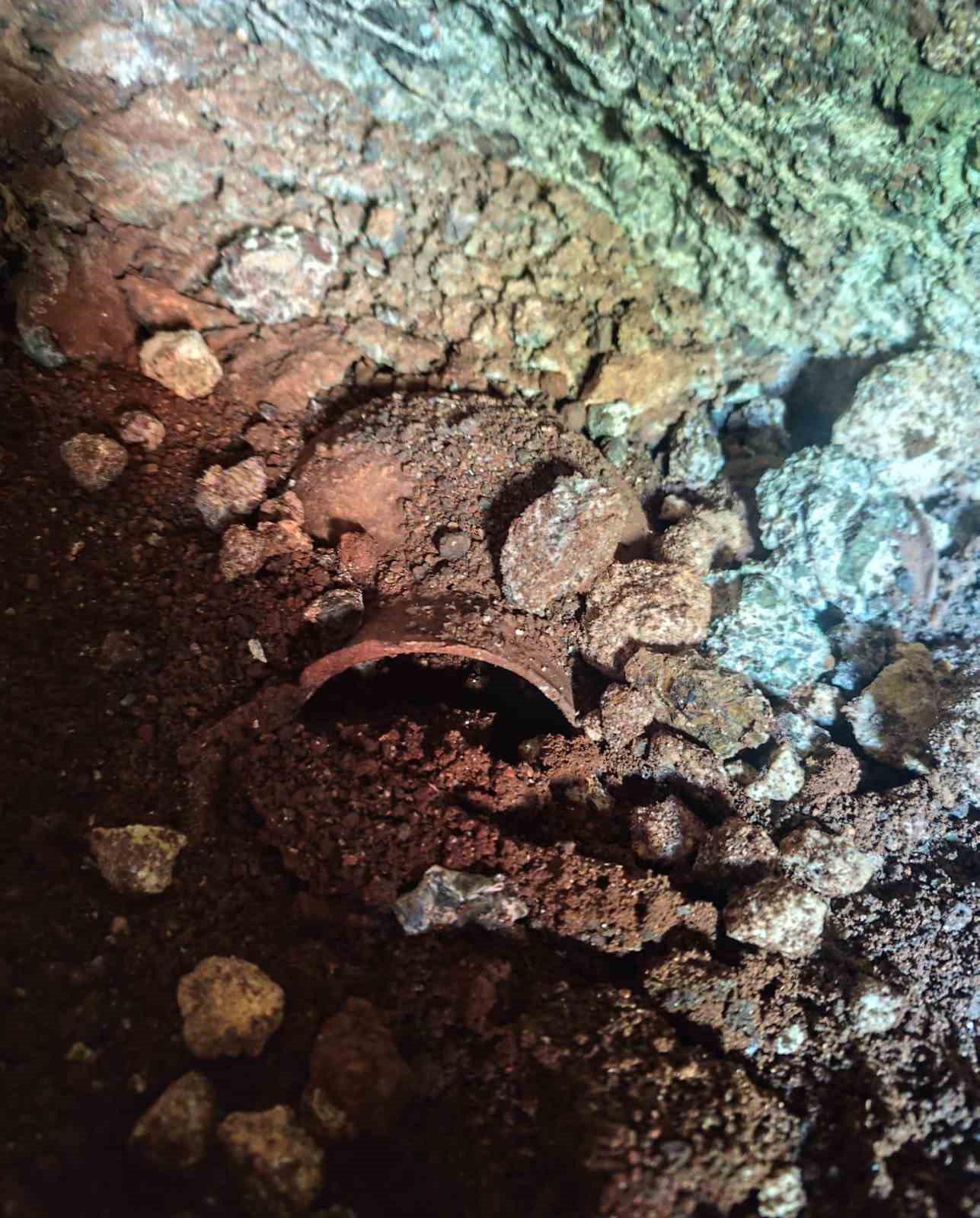 Belediyenin kazı çalışmasında kaya mezarı bulundu
