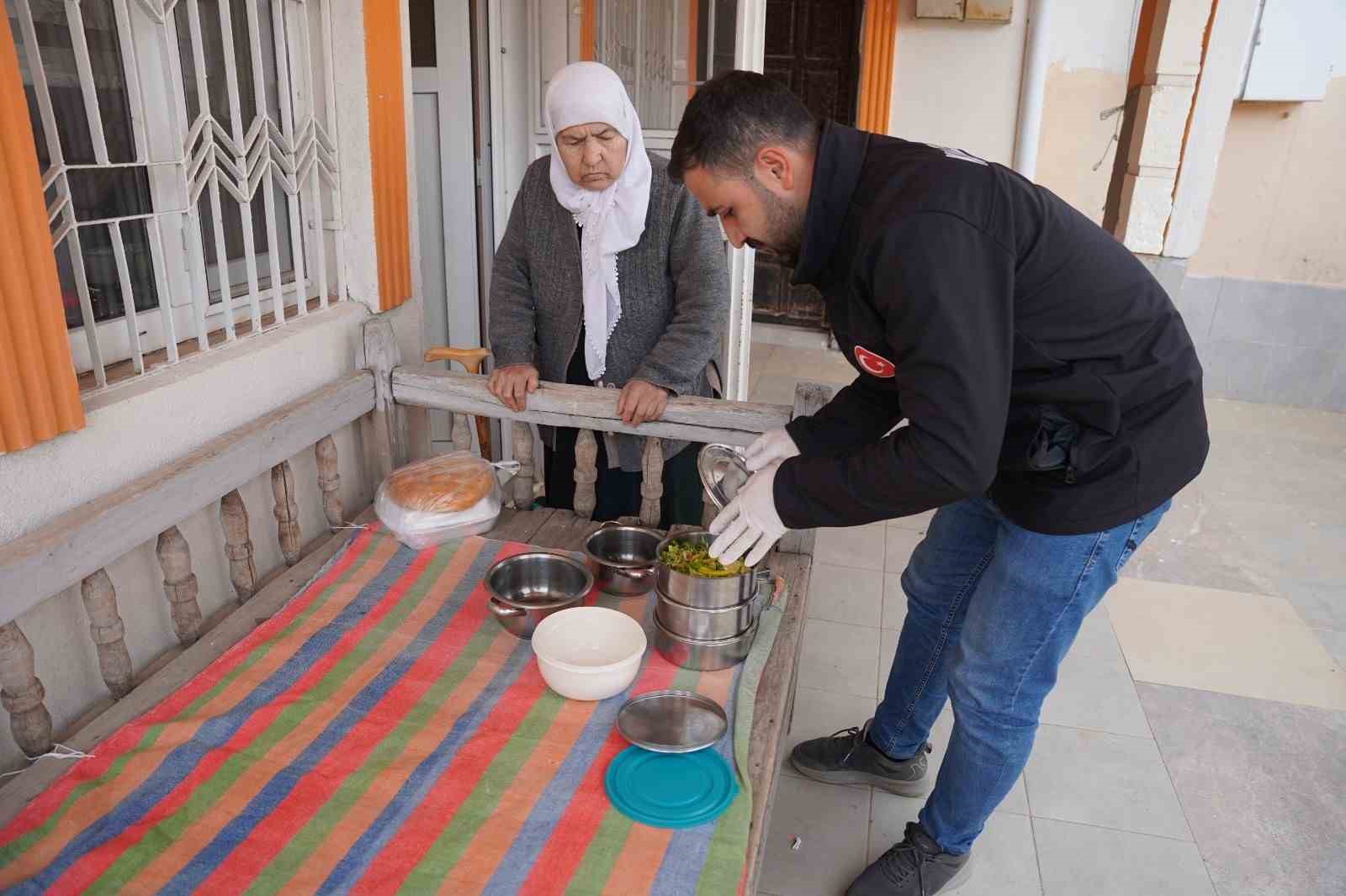 Belediyenin sıcak yemek hizmeti devam ediyor
