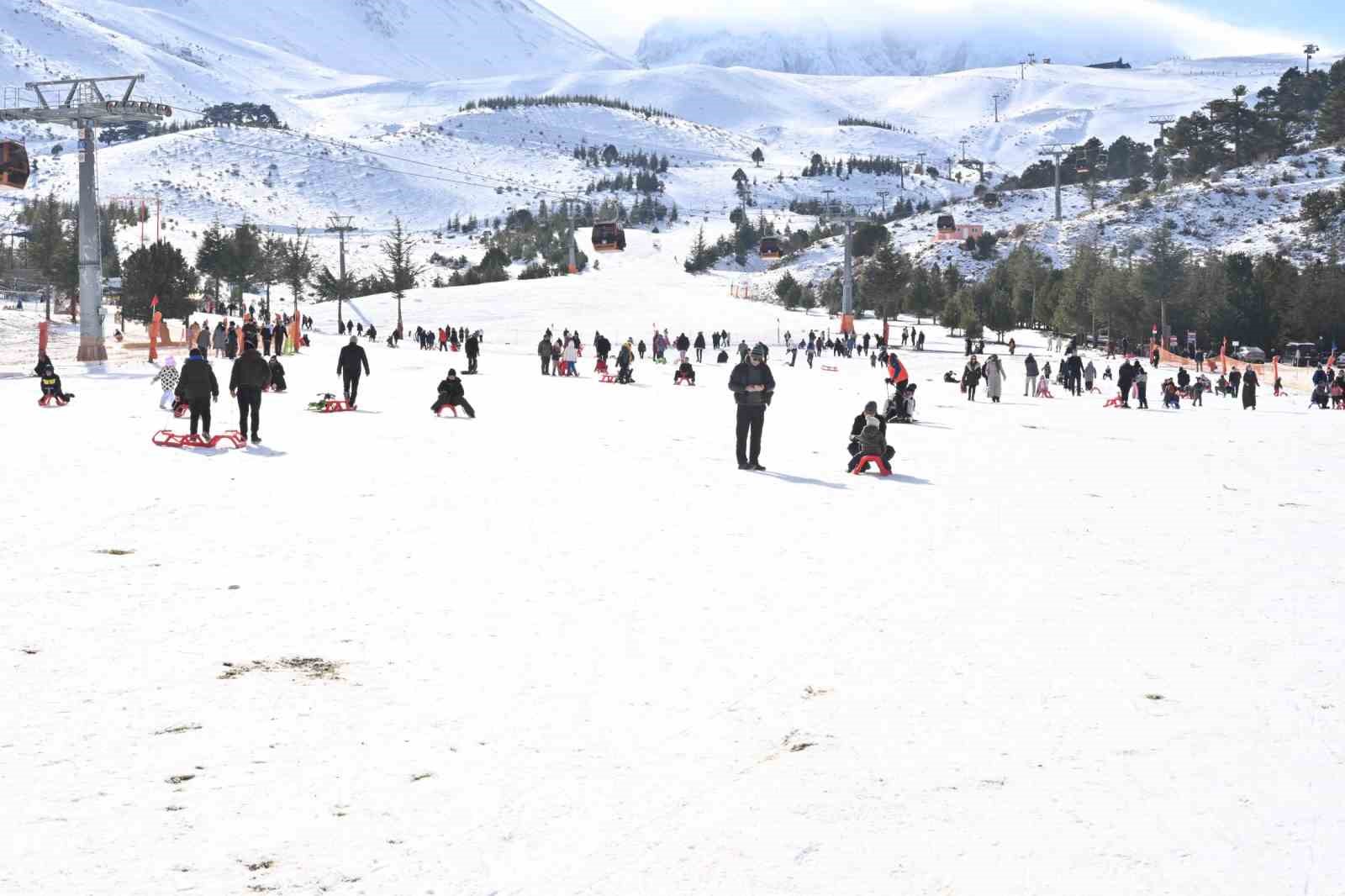 Belediyenin sömestir sürprizi çocukları Davraz’da karla buluşturdu
