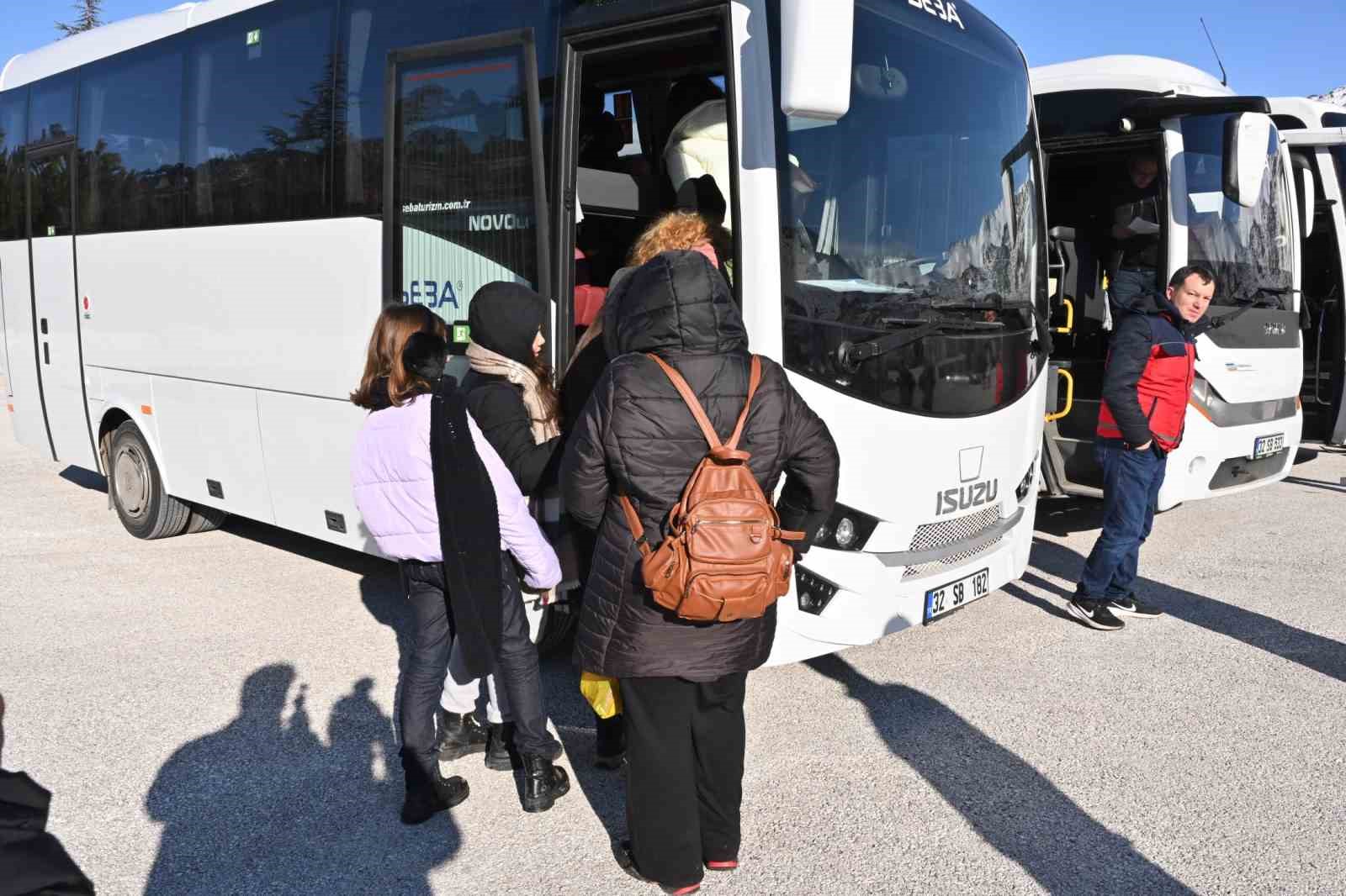 Belediyenin sömestir sürprizi çocukları Davraz’da karla buluşturdu
