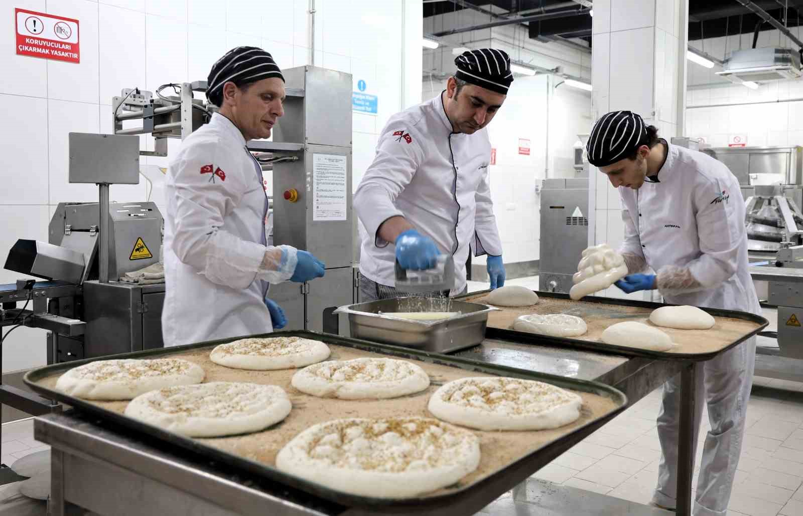 Belediyenin ürettiği 300 gramlık ramazan pidesi 20 liradan satışta
