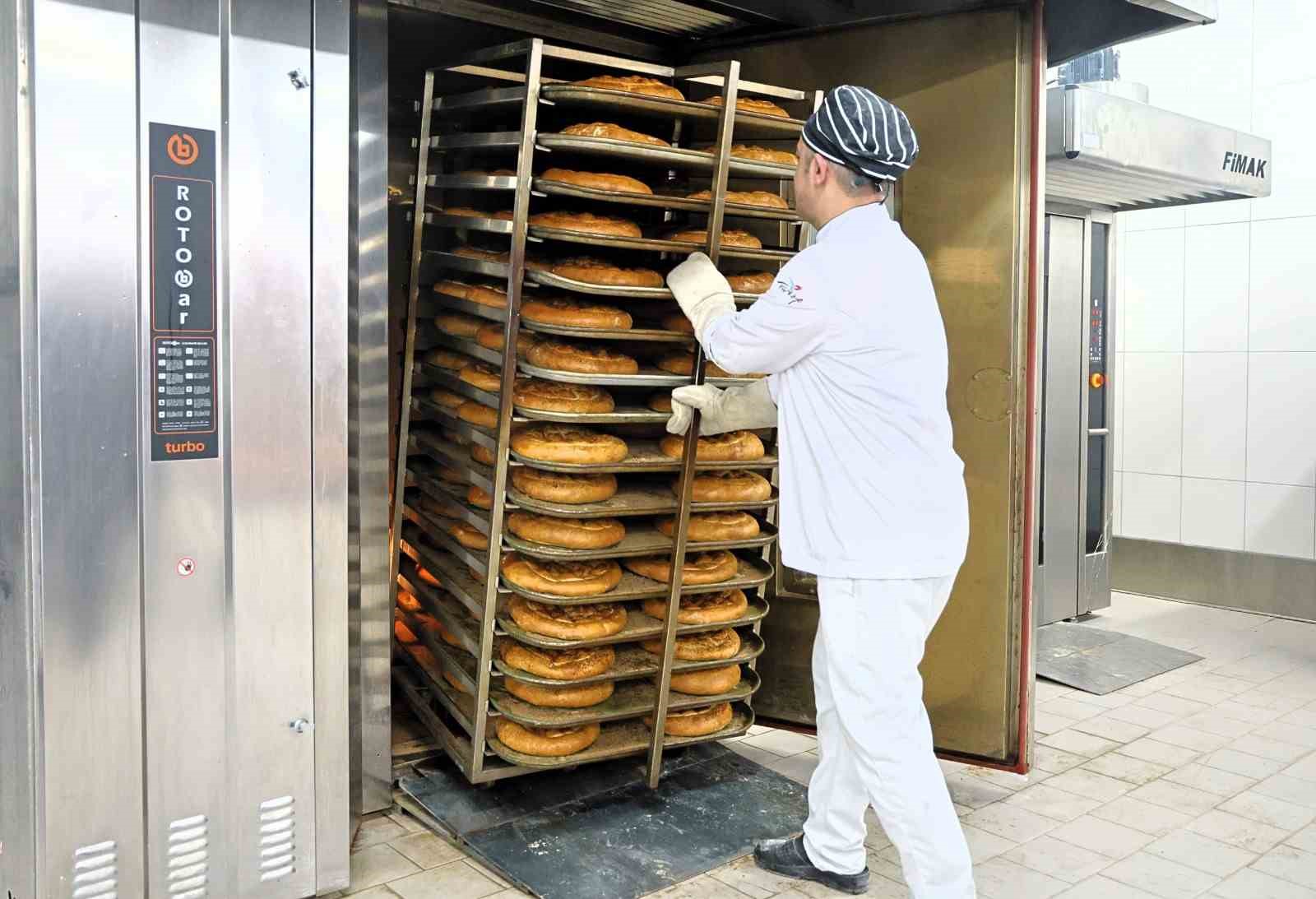 Belediyenin ürettiği 300 gramlık ramazan pidesi 20 liradan satışta
