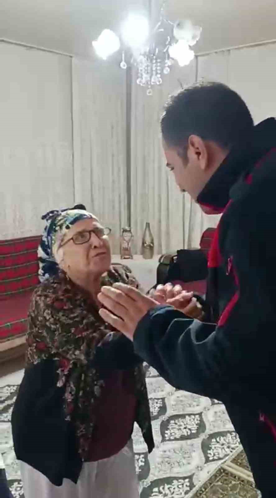 ’Benim size borcum ne’ sorusuna ’sen bize dua et yeter’ yanıtını alınca itfaiyeciyi alnından öptü
