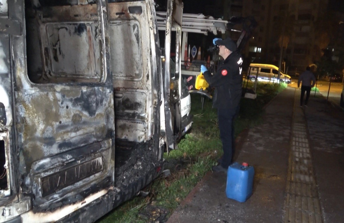 Benzin dökerek hem kendinin hem de kız arkadaşının aracını yaktı
