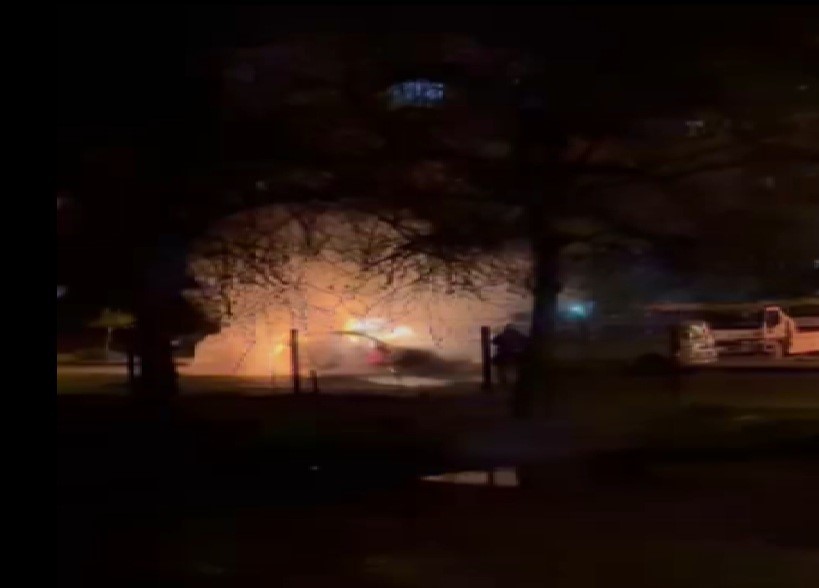 Benzin dökerek hem kendinin hem de kız arkadaşının aracını yaktı
