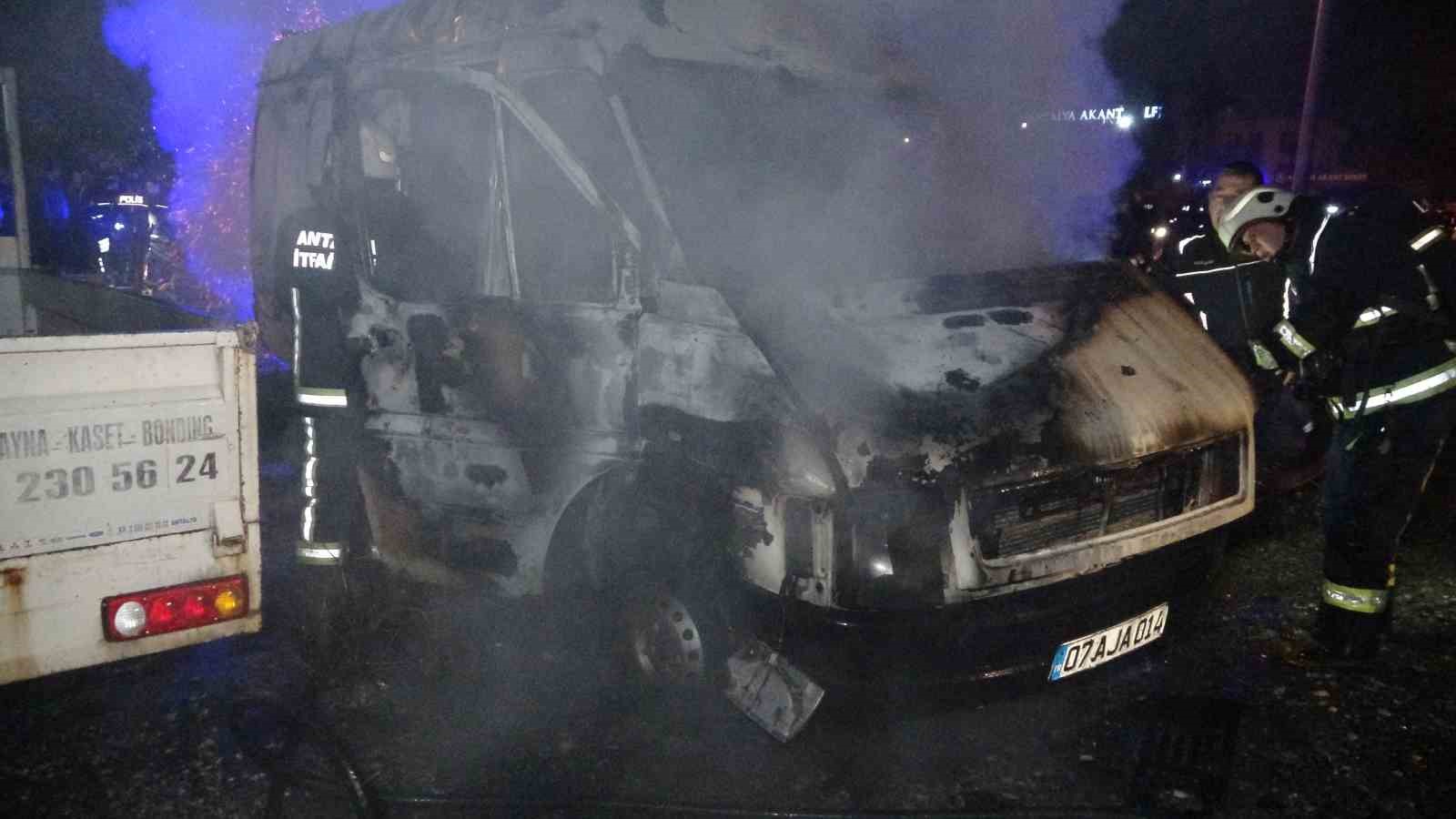 Benzin dökerek hem kendinin hem de kız arkadaşının aracını yaktı
