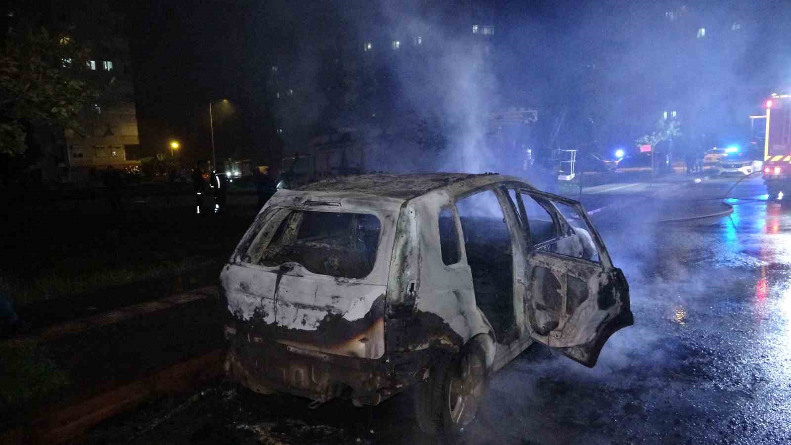 Benzin dökerek hem kendinin hem de kız arkadaşının aracını yaktı
