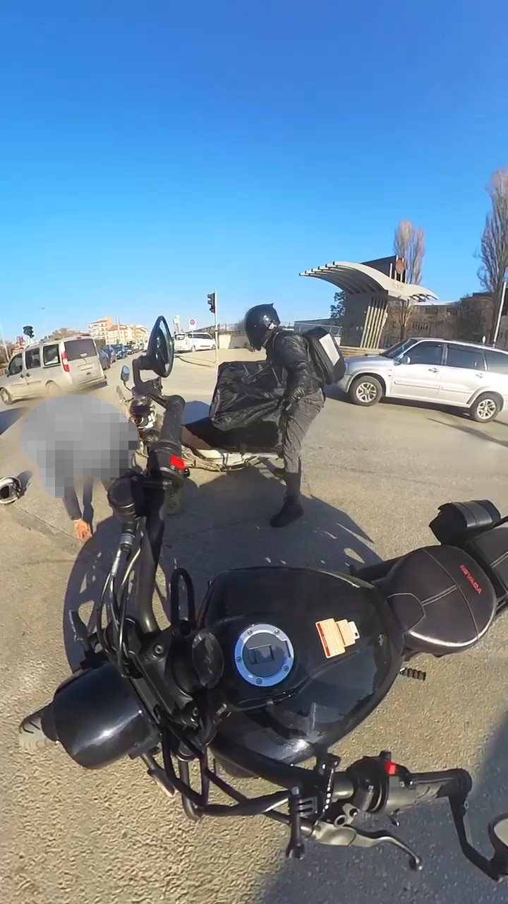 Benzini biten motosikleti iterken dengesini kaybeden motosiklet sürücüsü kaza yaptı
