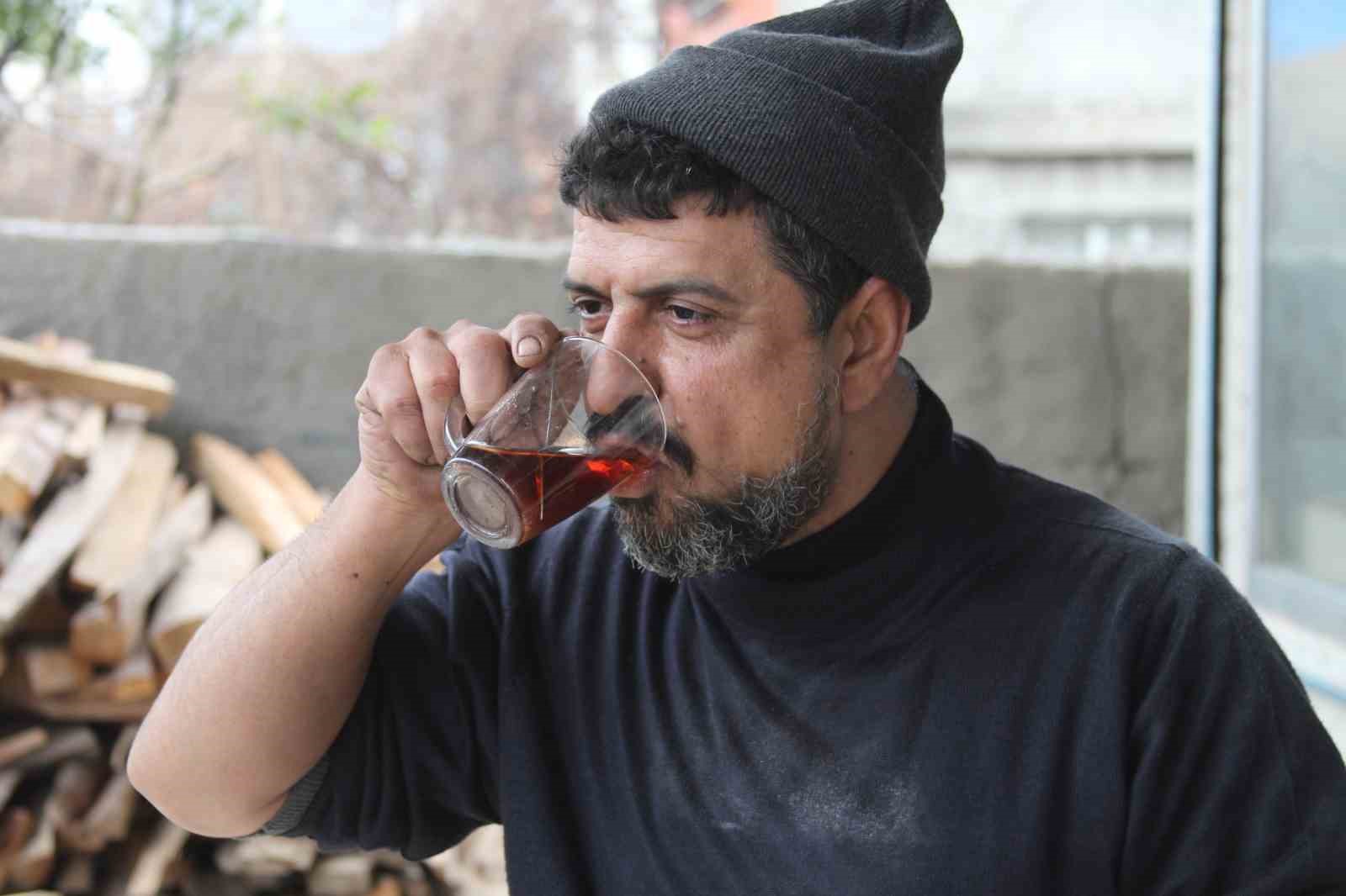 Benzinle ateş yakmak istedi, az daha kendi yanıyordu
