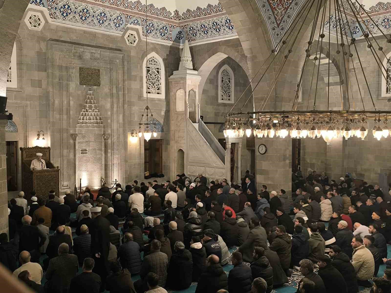 Beraat Kandili’nde camiler doldu taştı
