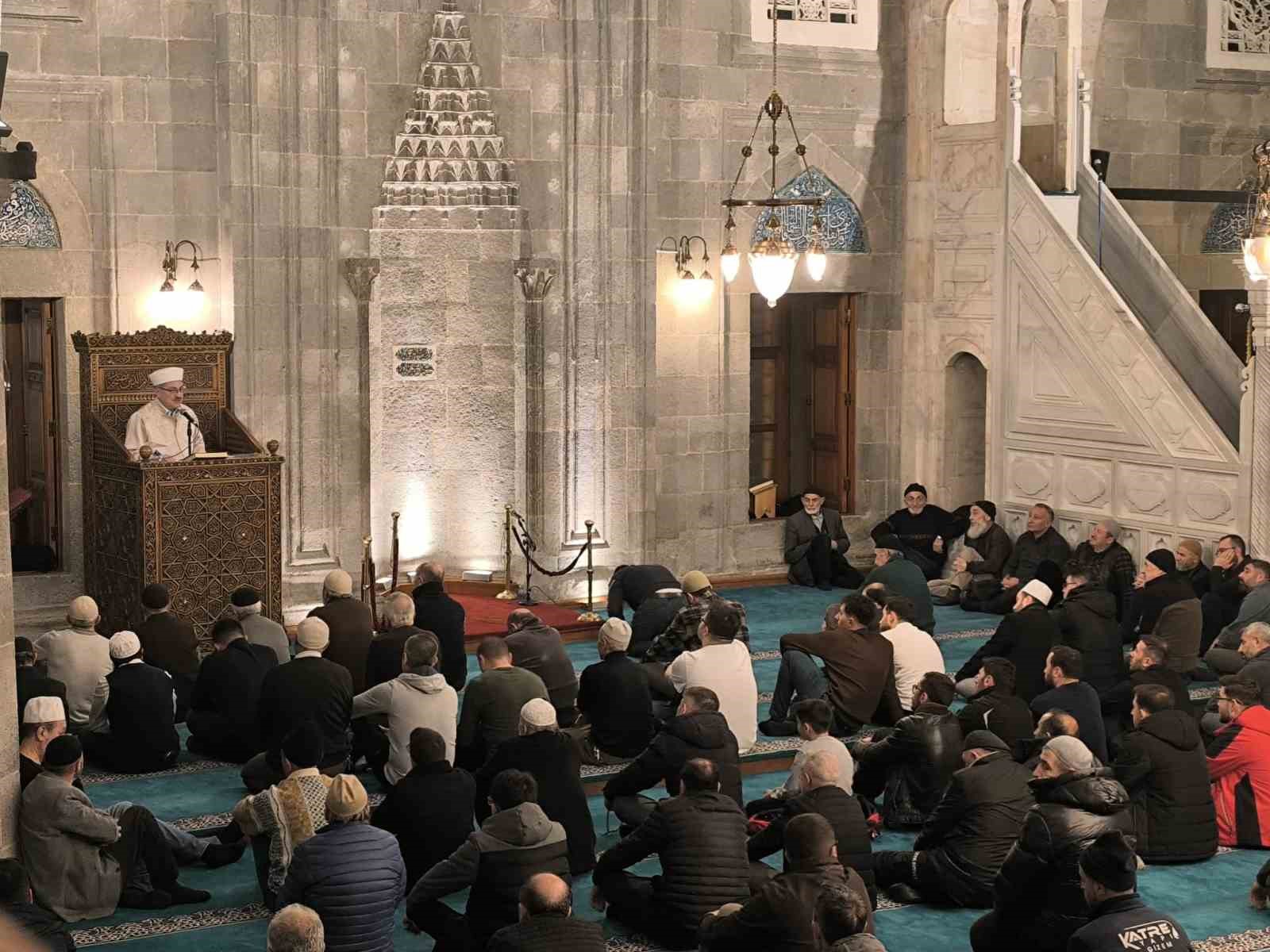 Beraat Kandili’nde camiler doldu taştı
