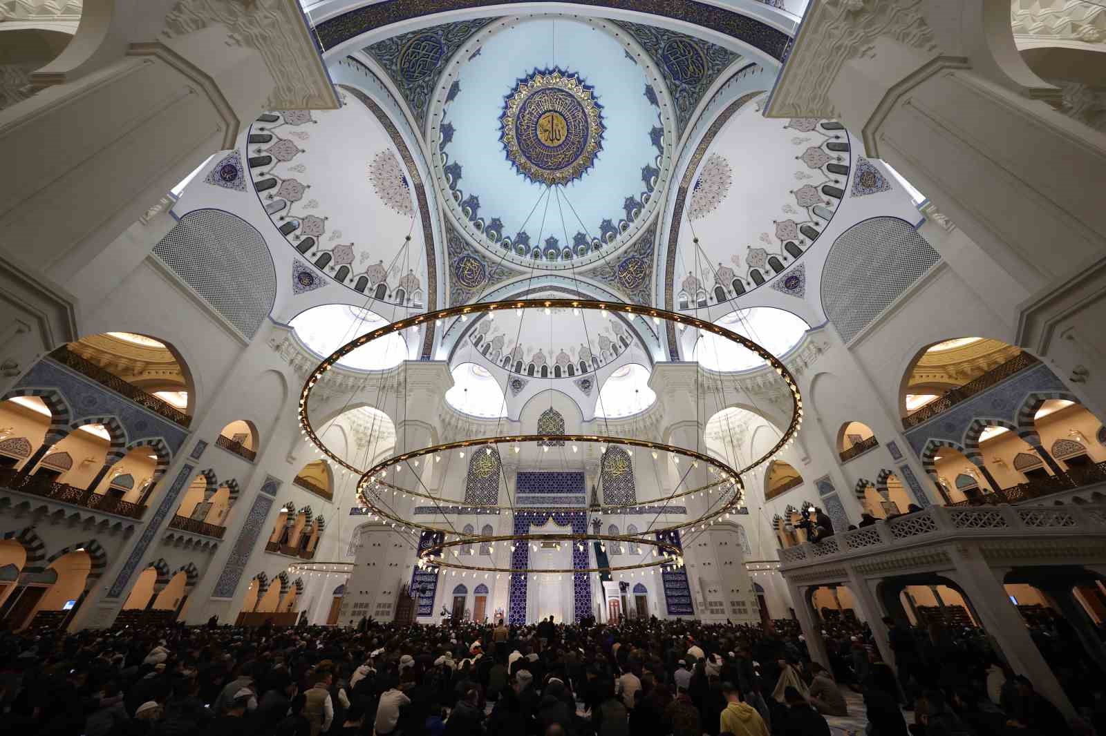 Berat Gecesi tüm yurtta dualarla idrak edildi
