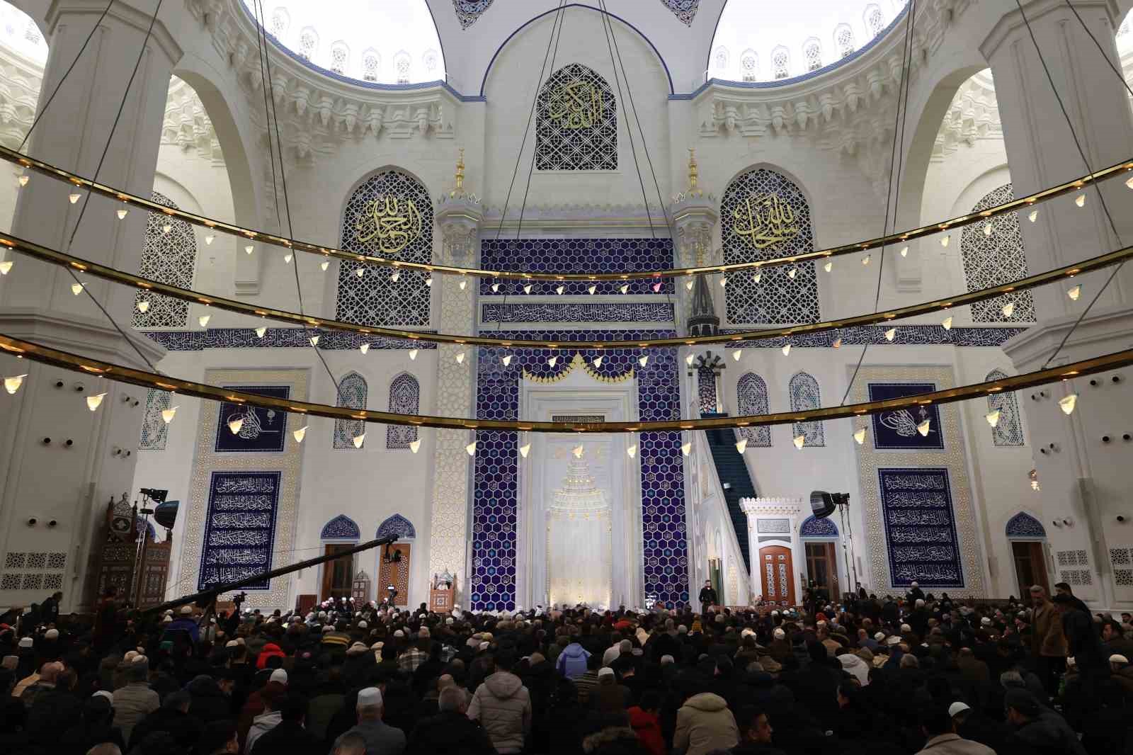 Berat Gecesi tüm yurtta dualarla idrak edildi
