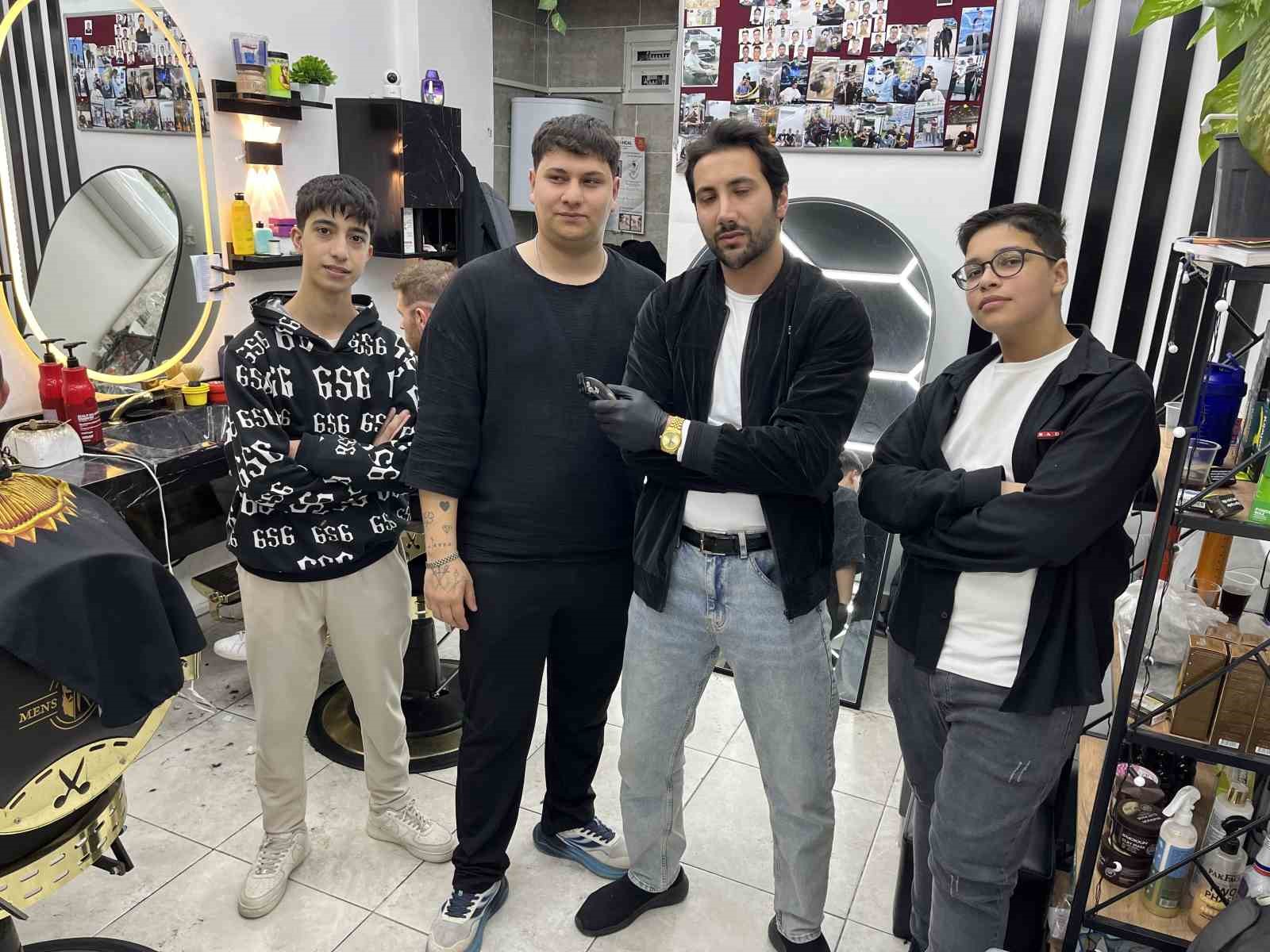 Berberler bayram tıraşı için 24 saat mesai yapıyor
