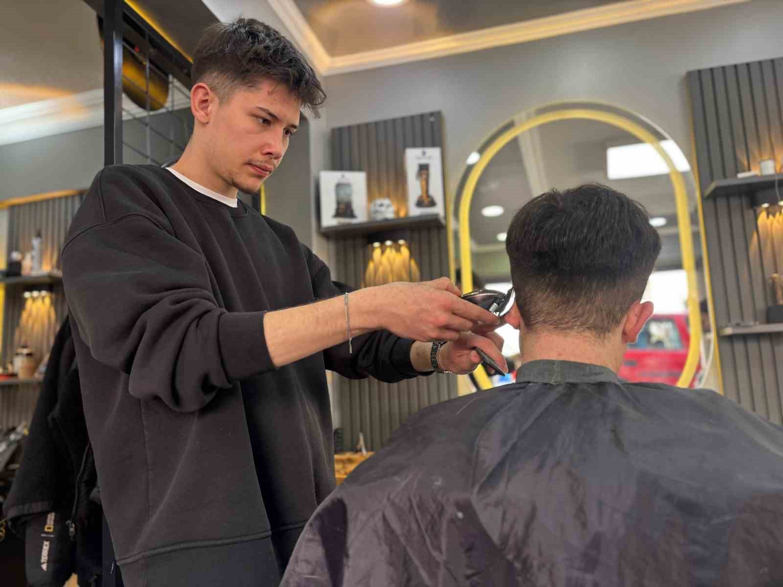 Berberlerde bayram tıraşı mesaisi: "Sabaha kadar devam ediyoruz"
