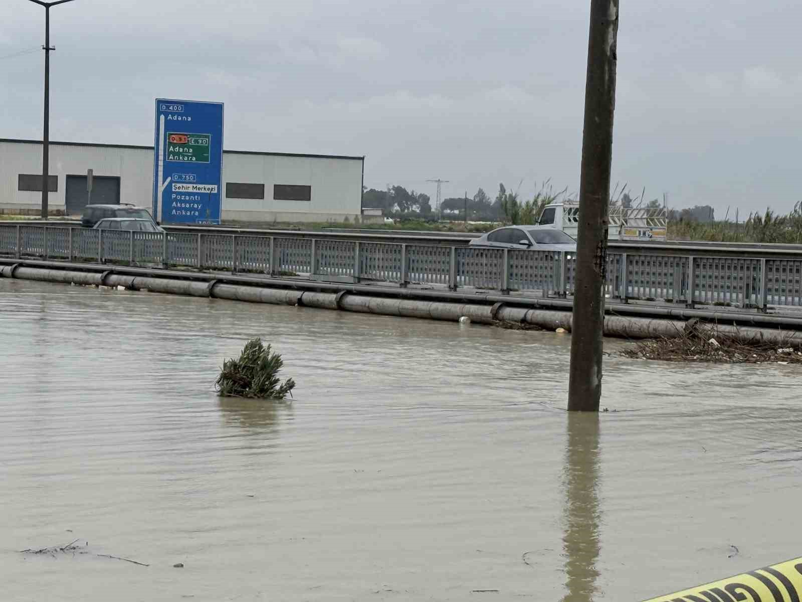 Berdan Irmağı’nda alarm, su seviyesi köprüye dayandı
