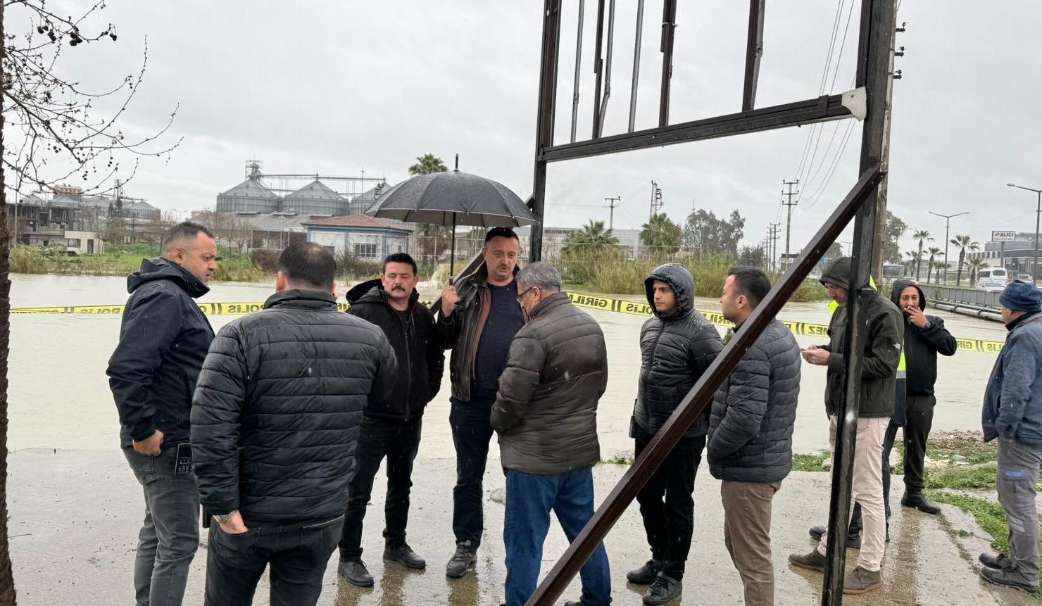 Berdan Irmağı’nda alarm, su seviyesi köprüye dayandı
