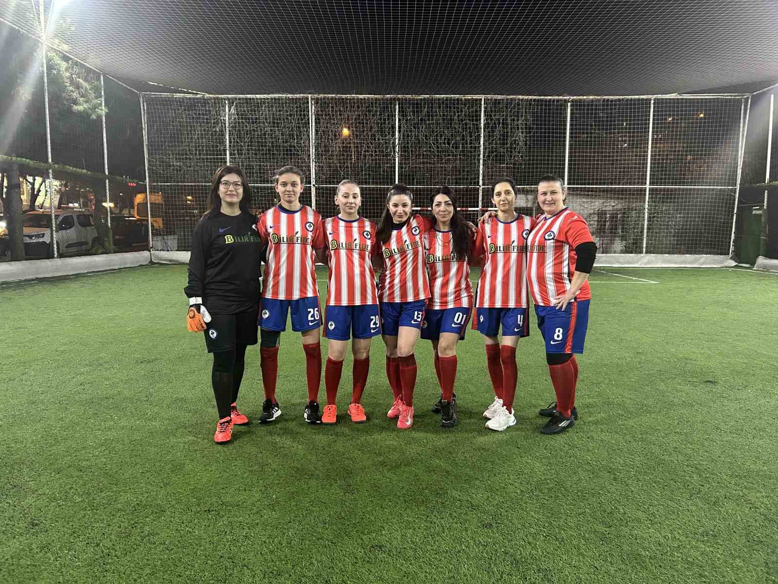 Bergama’da çocuklar babaya, anneler halı sahaya
