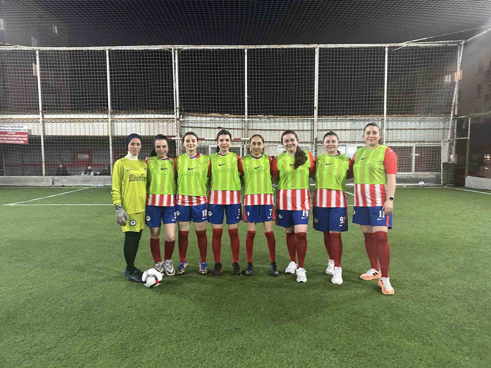 Bergama’da çocuklar babaya, anneler halı sahaya
