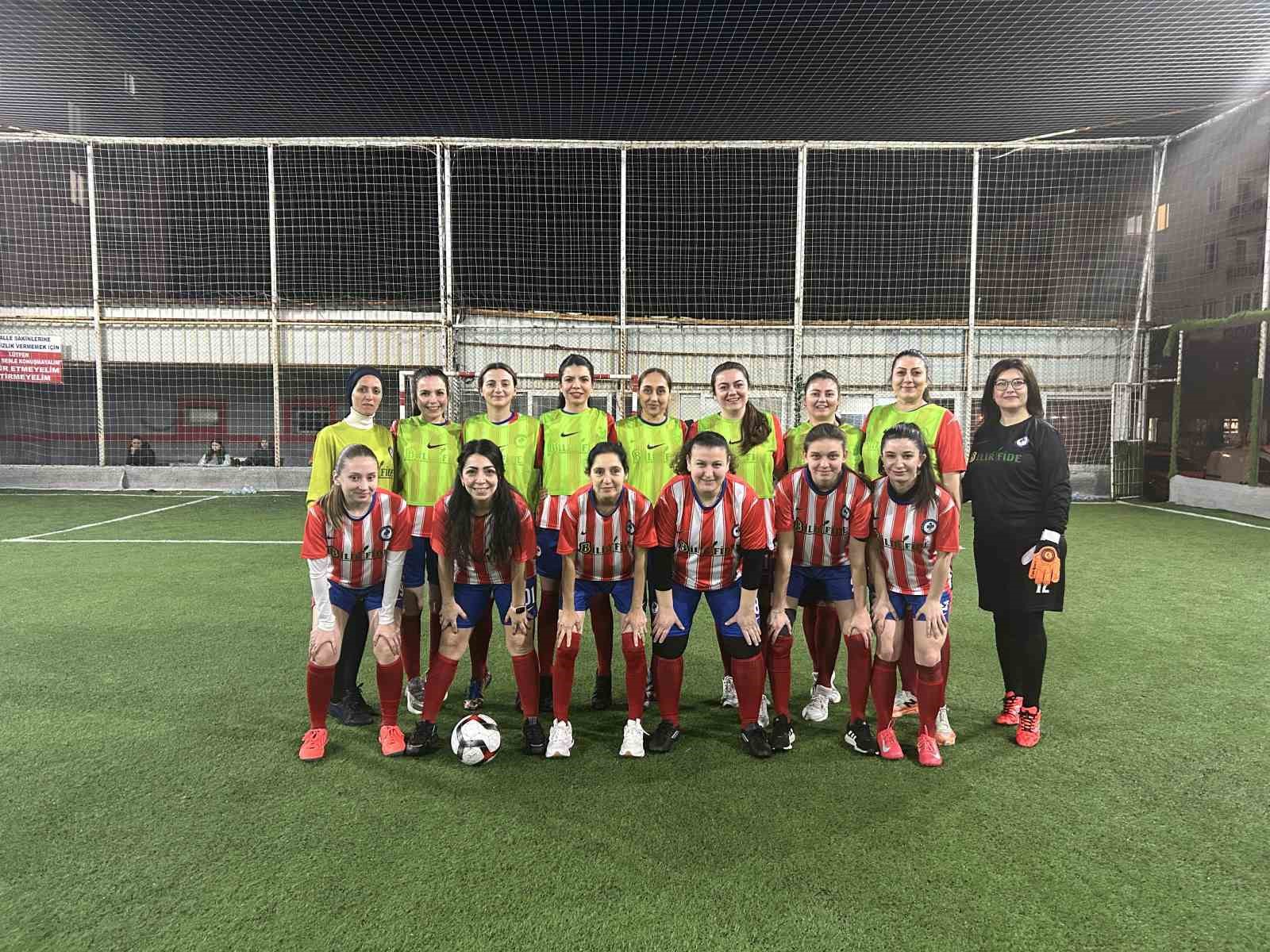 Bergama’da çocuklar babaya, anneler halı sahaya
