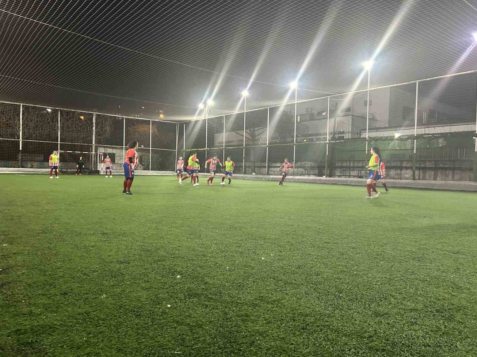 Bergama’da çocuklar babaya, anneler halı sahaya
