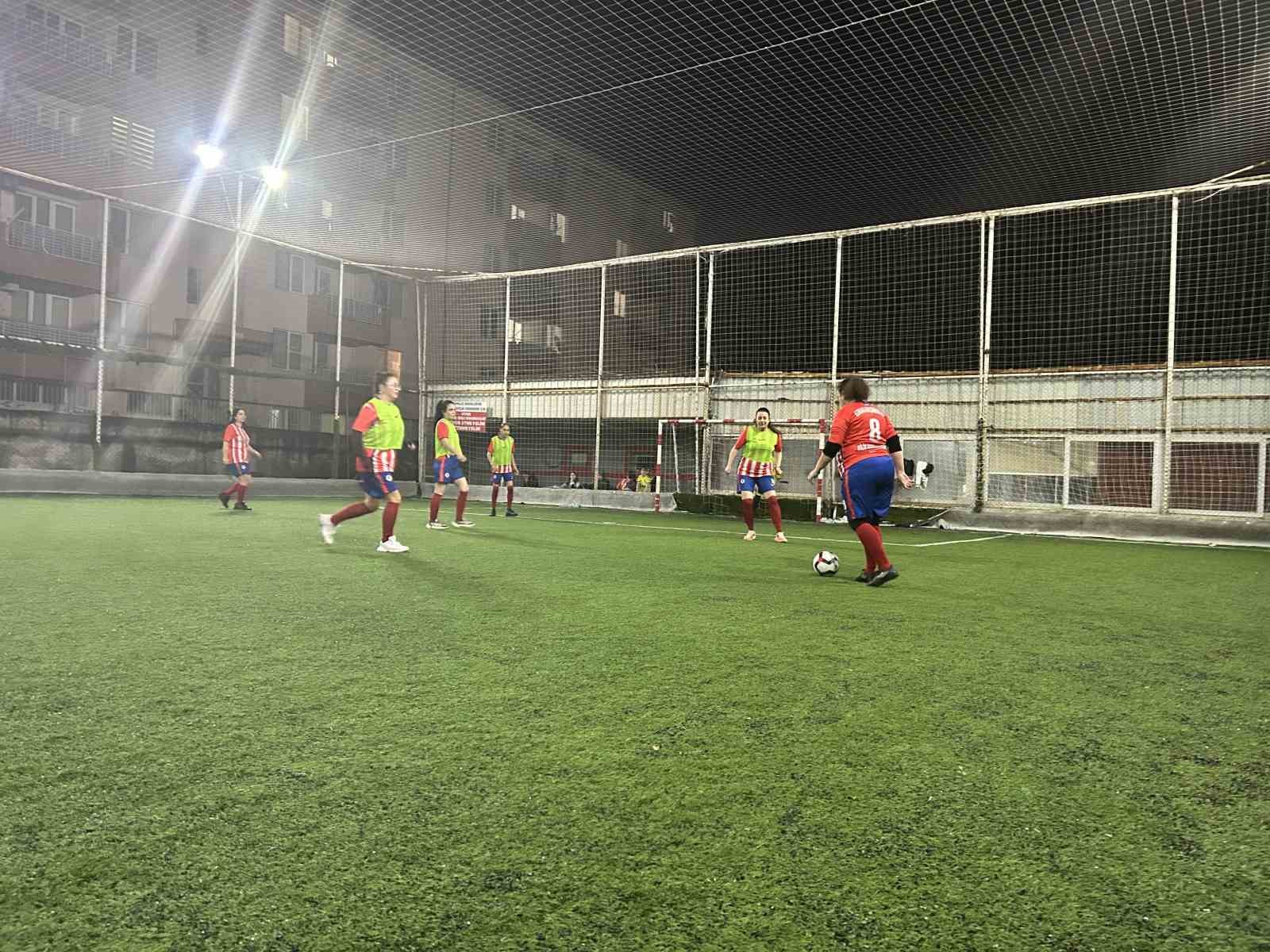 Bergama’da çocuklar babaya, anneler halı sahaya
