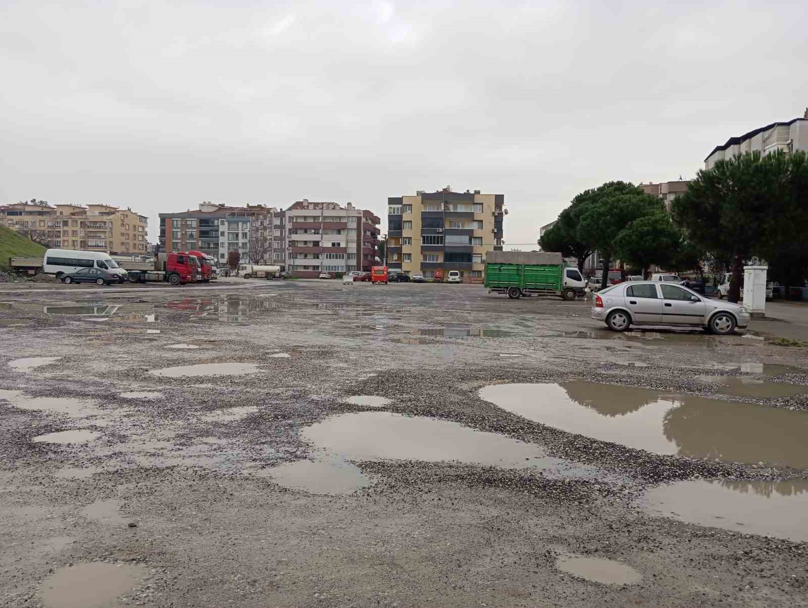 Bergama’da pazar yeri çilesi: Yağmurda gölet, çamurda geçiş işkencesi
