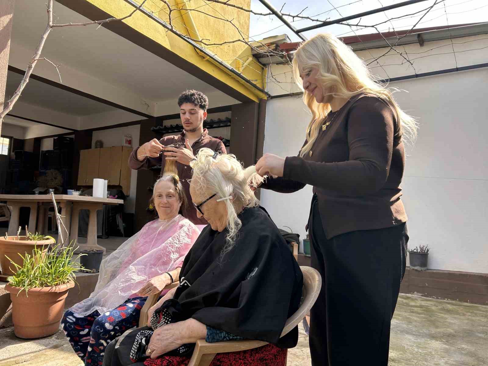 Bergama’da şehit ve gazi ailelerine bayram öncesi saç bakımı
