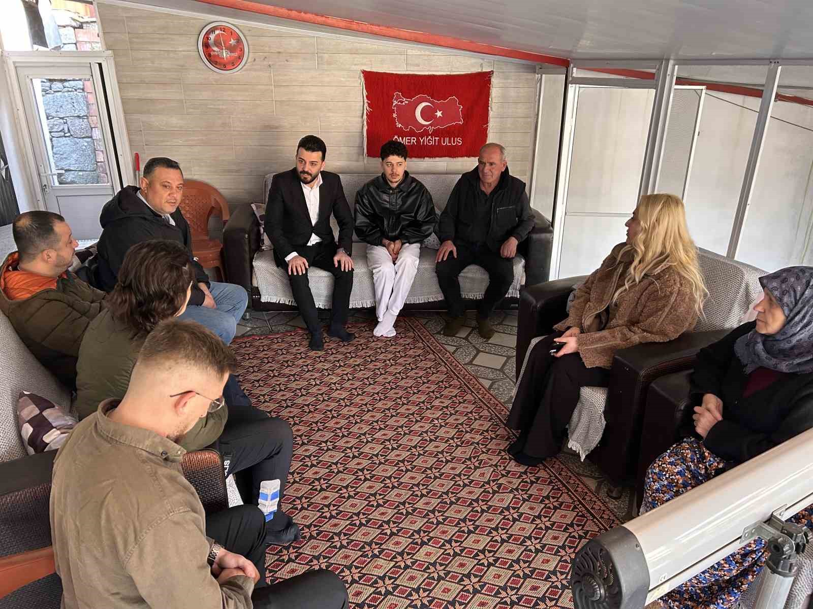 Bergama’da şehit ve gazi ailelerine bayram öncesi saç bakımı
