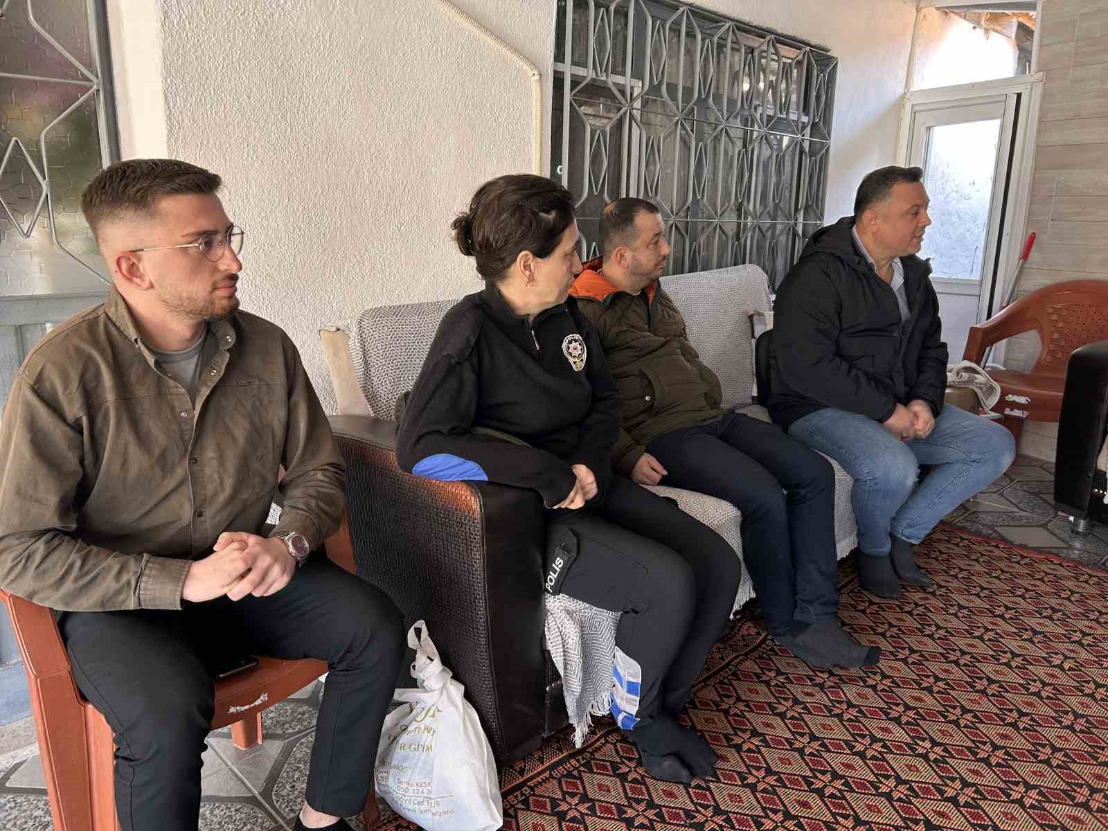 Bergama’da şehit ve gazi ailelerine bayram öncesi saç bakımı
