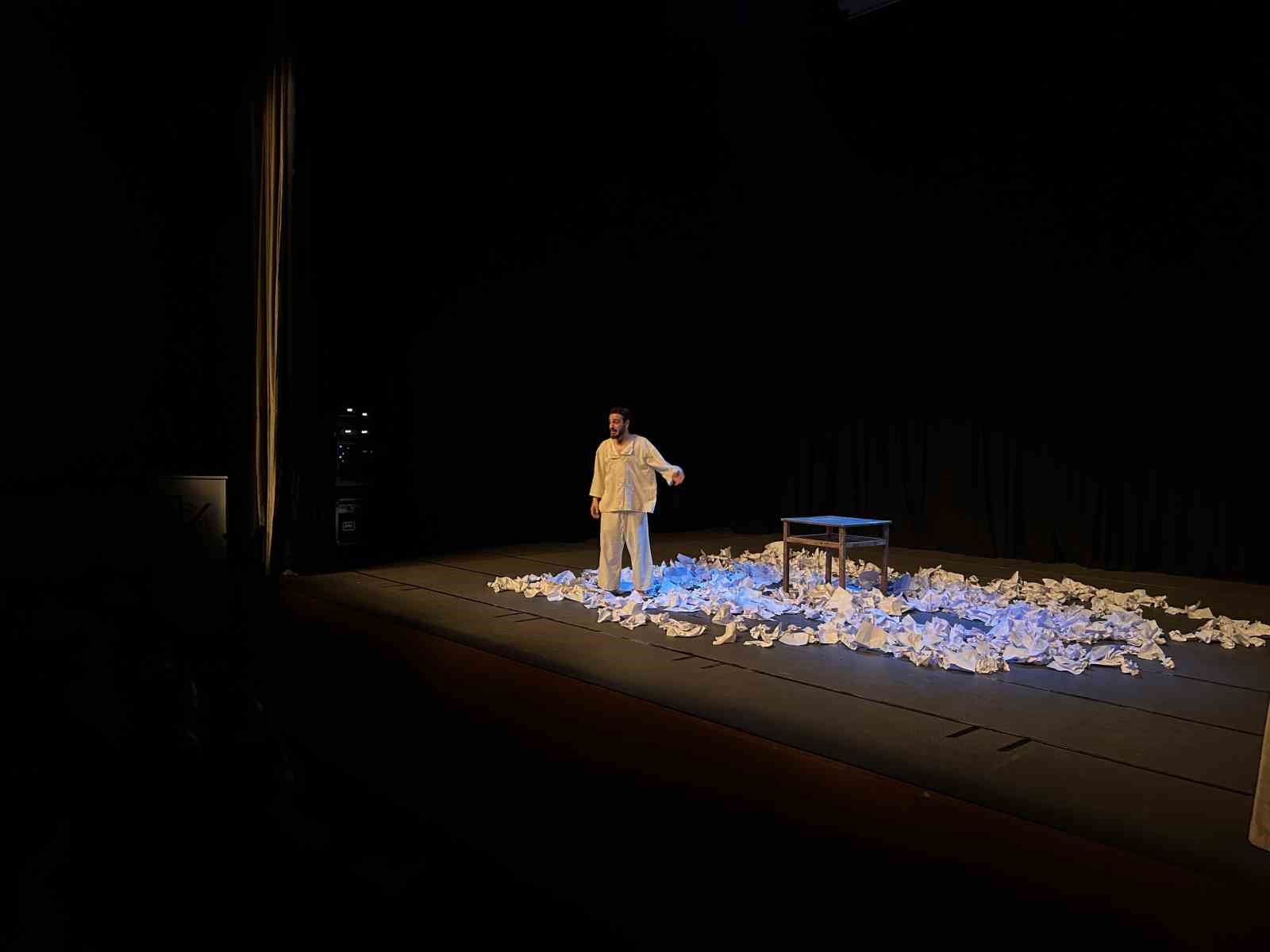 Bergama’da ’Tiyatro Günleri’ büyük ilgi gördü
Bergama’da ’Tiyatro Günleri’ büyük ilgi gördü