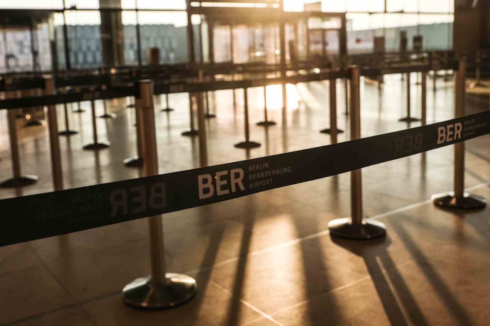 Berlin Brandenburg Havalimanı’nda grev nedeniyle 445 uçuş iptal oldu, 57 bin yolcu etkilendi
