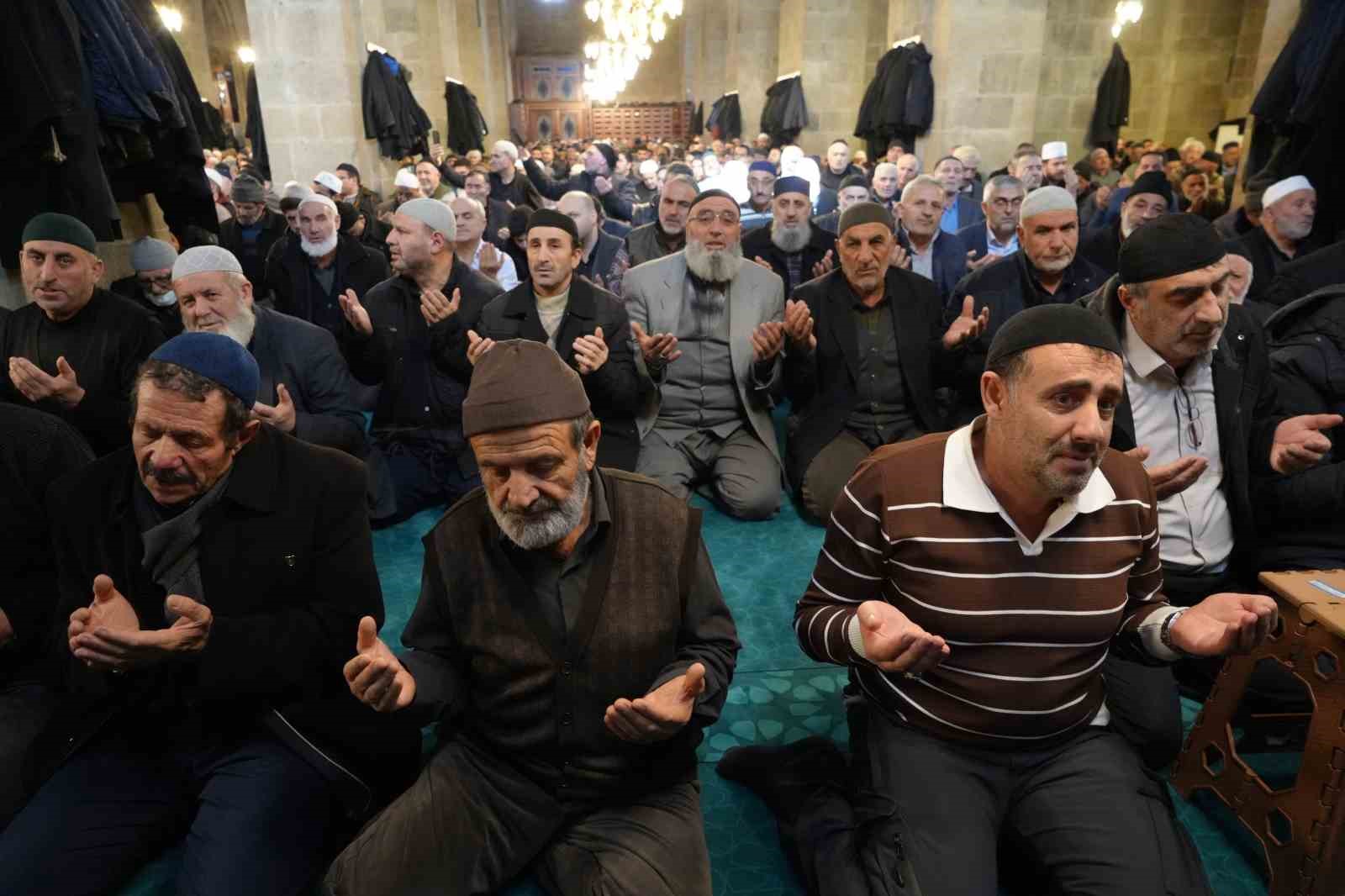 Beş asırlık 1001 Hatim geleneğinin duası gerçekleştirildi
