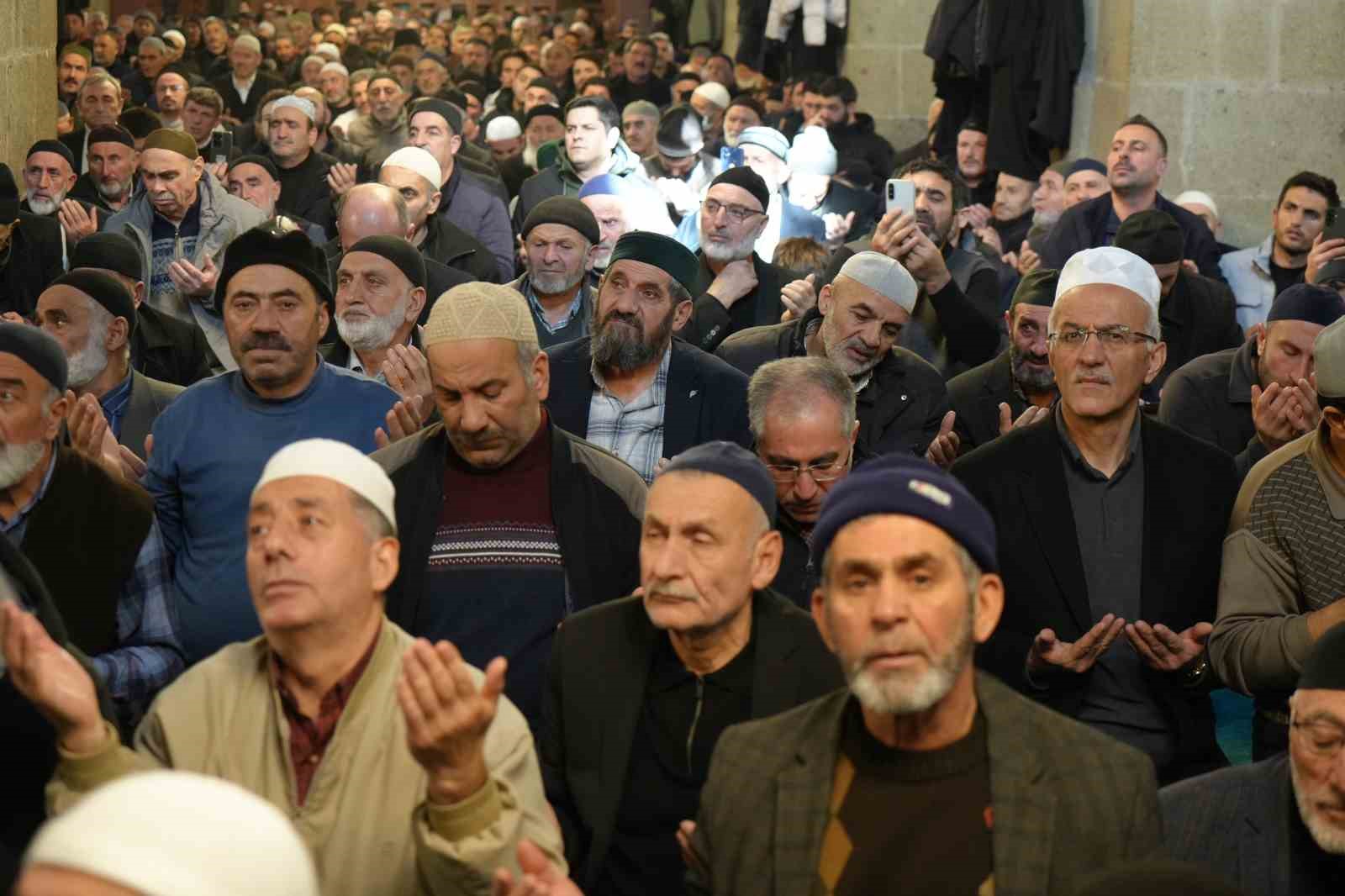 Beş asırlık 1001 Hatim geleneğinin duası gerçekleştirildi
